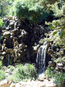 Водопад в романтическом саду